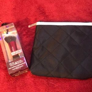 Travel bag & Brush 🦄 CLOSET CLOSING 🦄